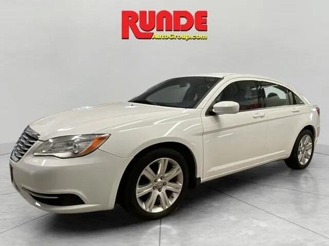 2013 Chrysler 200 Touring — photo 1 of 13