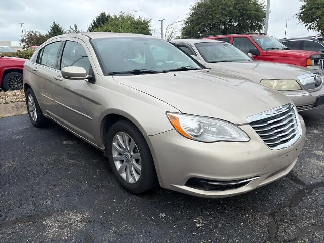 2013 Chrysler 200 Touring — photo 1 of 13