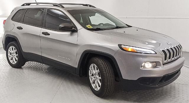2016 Jeep Cherokee Sport — photo 1 of 3