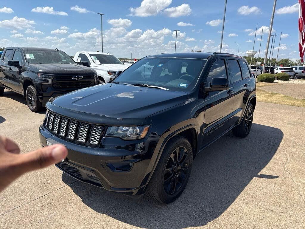 2017 Jeep Grand Cherokee Laredo — photo 1 of 1