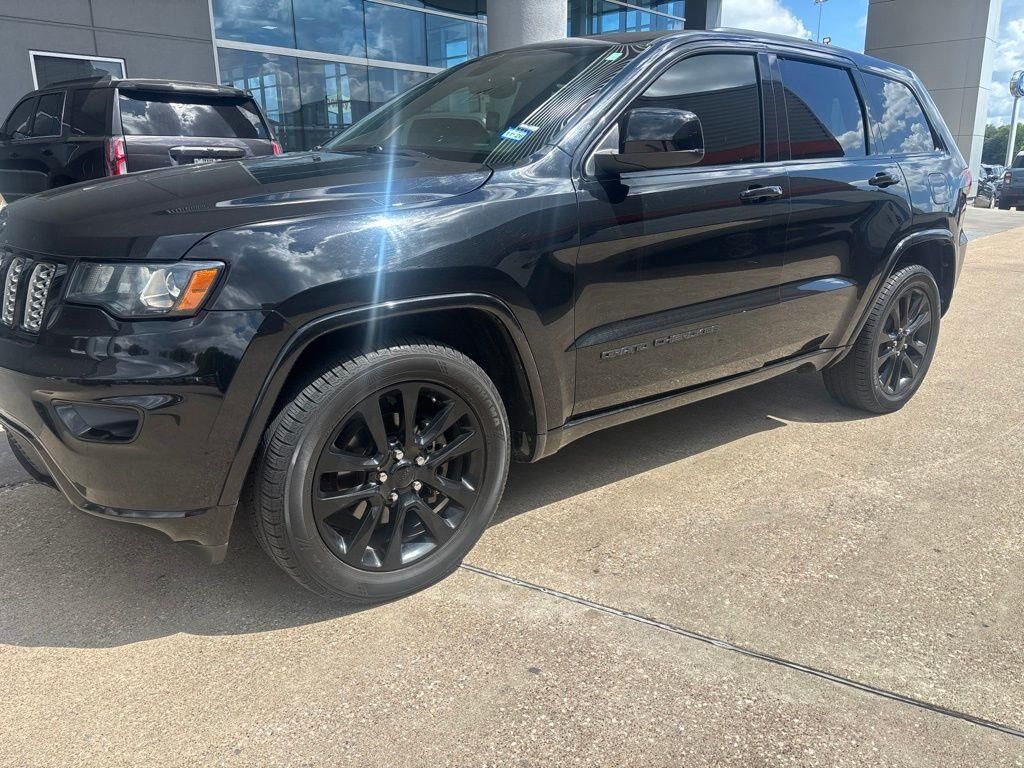 2019 Jeep Grand Cherokee Laredo — photo 1 of 14