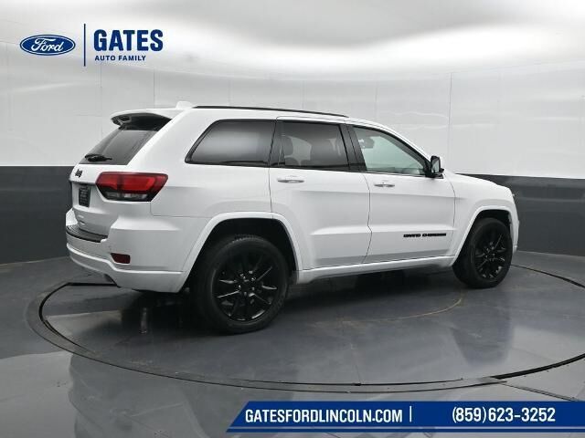 2020 Jeep Grand Cherokee Laredo — photo 1 of 12