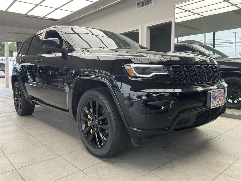 2020 Jeep Grand Cherokee Laredo — photo 1 of 13