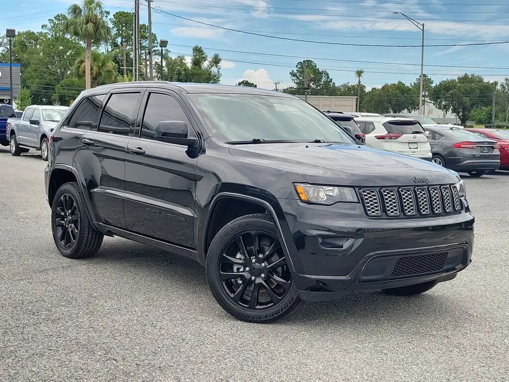 2020 Jeep Grand Cherokee Laredo — photo 1 of 36