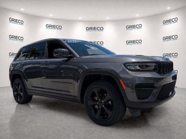 2022 Jeep Grand Cherokee Altitude — photo 1 of 13