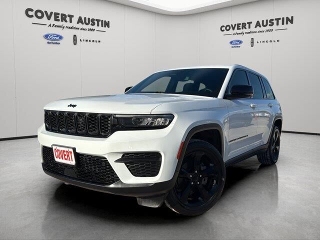 2022 Jeep Grand Cherokee Laredo — photo 1 of 4