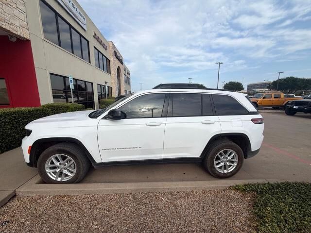 2025 Jeep Grand Cherokee Laredo — photo 1 of 11