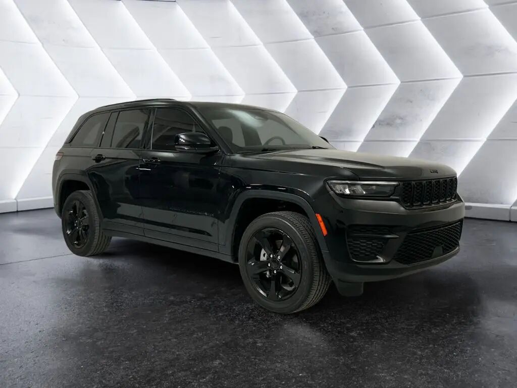 2023 Jeep Grand Cherokee Laredo — photo 1 of 13