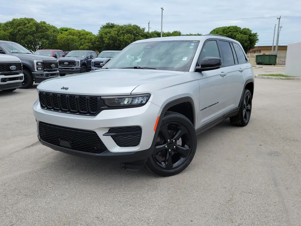 2023 Jeep Grand Cherokee Laredo — photo 1 of 13