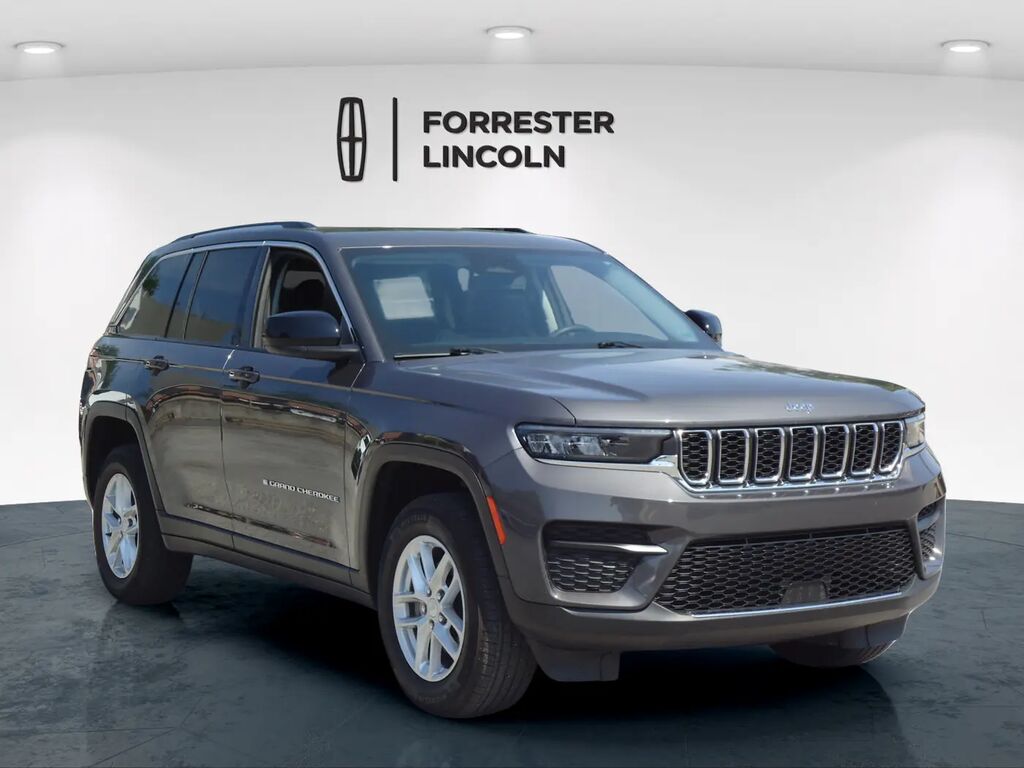 2023 Jeep Grand Cherokee Laredo — photo 1 of 13