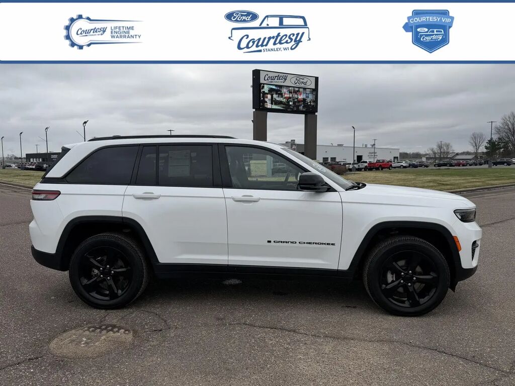 2023 Jeep Grand Cherokee Laredo — photo 1 of 13
