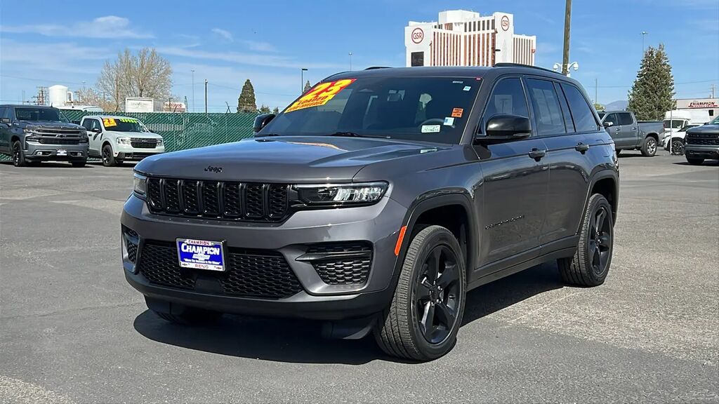 2023 Jeep Grand Cherokee Altitude — photo 1 of 13