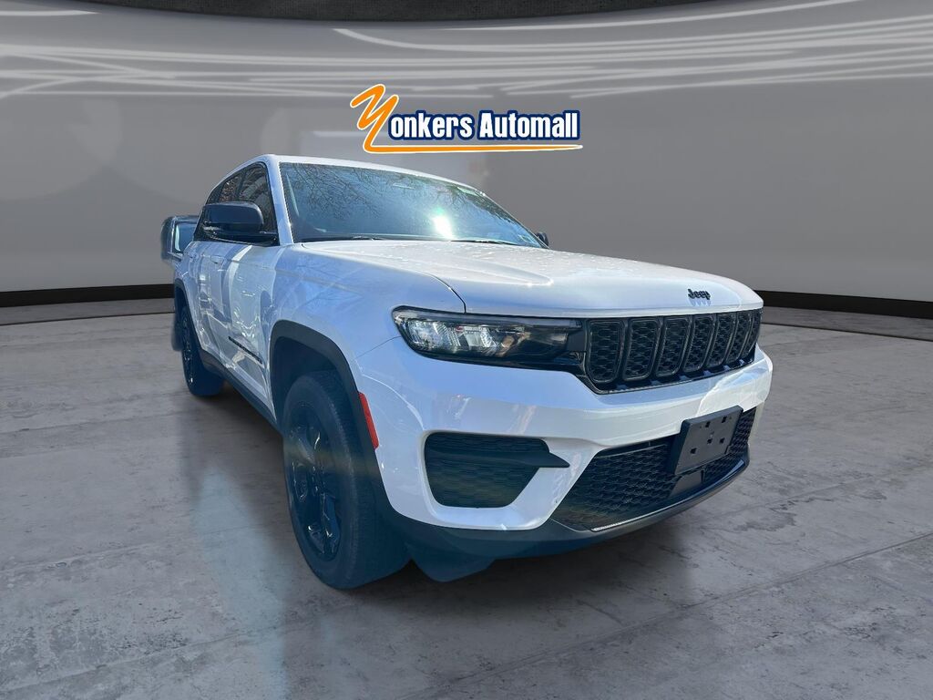 2023 Jeep Grand Cherokee Altitude — photo 1 of 26