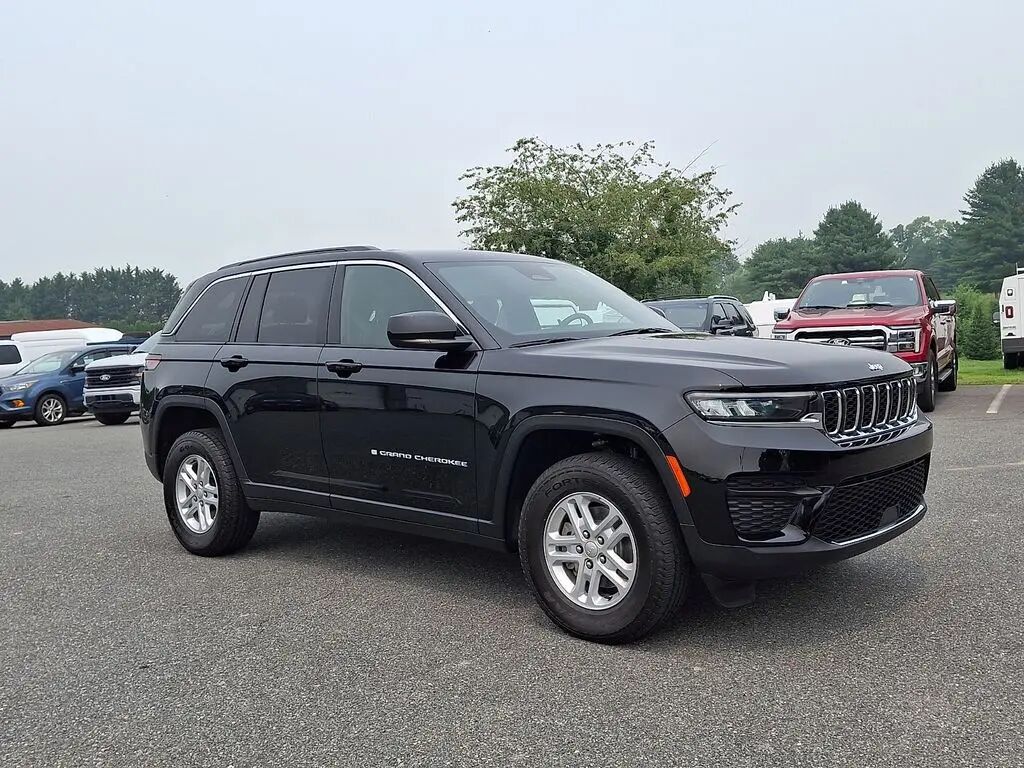 2024 Jeep Grand Cherokee Laredo — photo 1 of 13