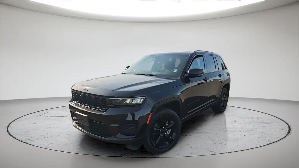 2023 Jeep Grand Cherokee Laredo — photo 1 of 13