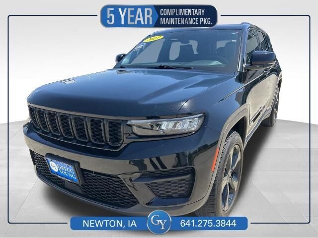 2023 Jeep Grand Cherokee Laredo — photo 1 of 15