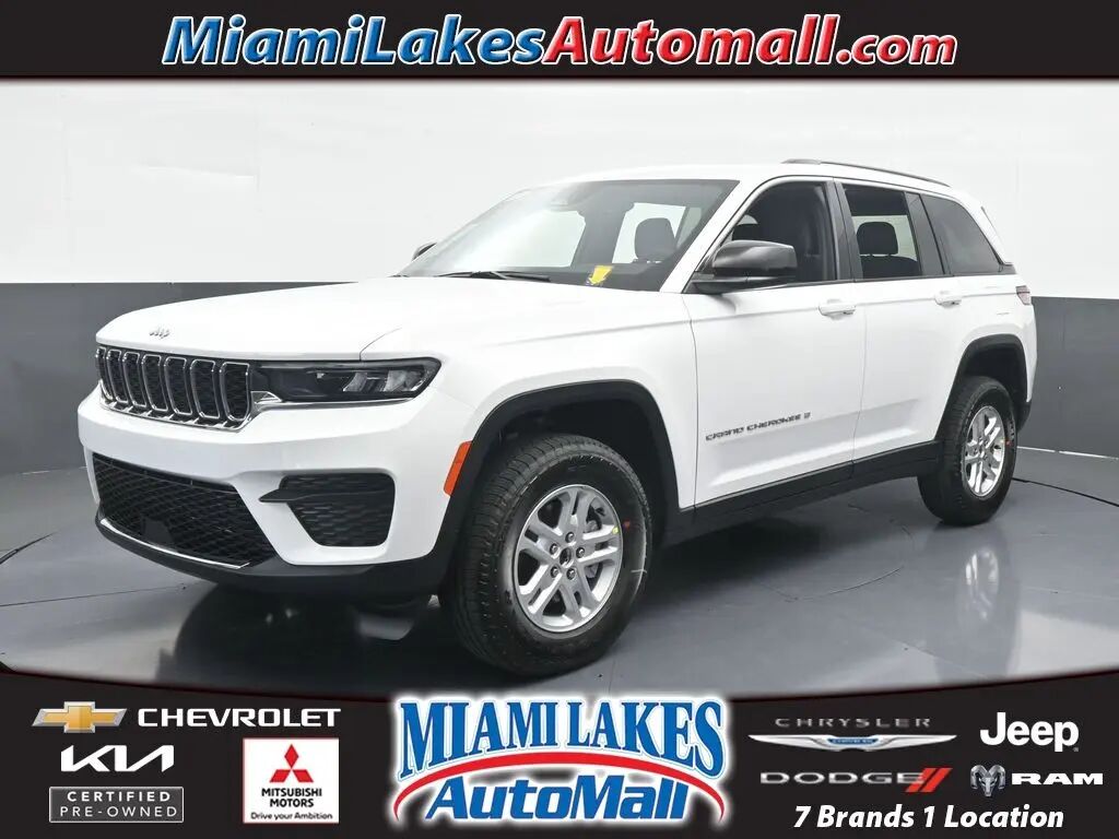 2025 Jeep Grand Cherokee Laredo — photo 1 of 13