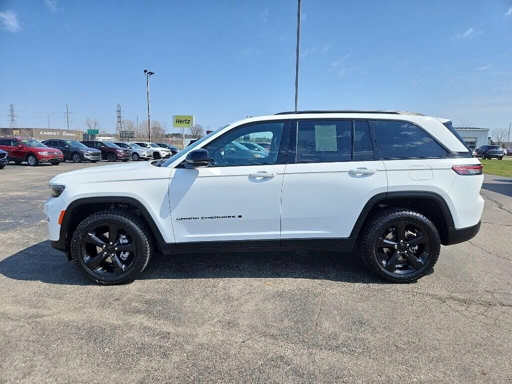 2023 Jeep Grand Cherokee Laredo — photo 1 of 1