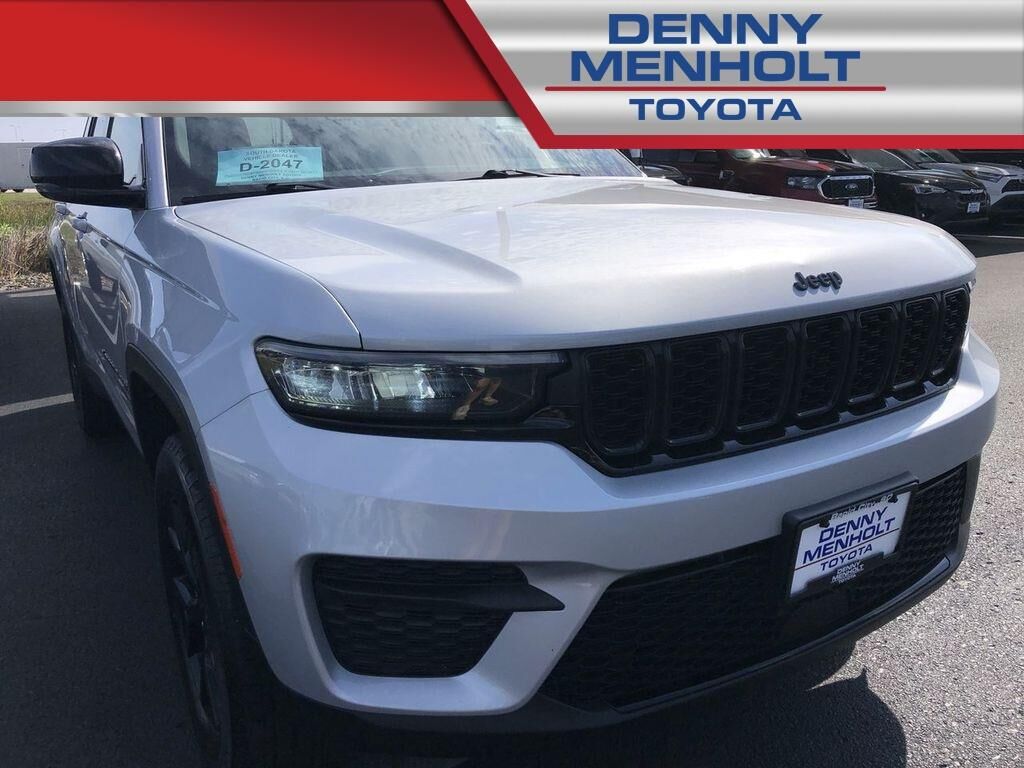 2024 Jeep Grand Cherokee Laredo — photo 1 of 13
