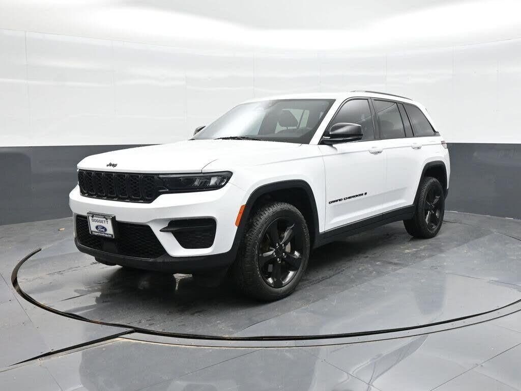 2023 Jeep Grand Cherokee Laredo — photo 1 of 1