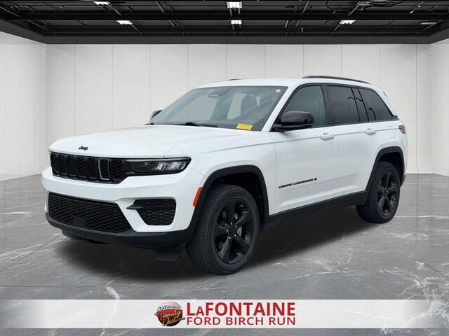 2023 Jeep Grand Cherokee Laredo — photo 1 of 5