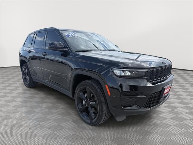 2024 Jeep Grand Cherokee Laredo — photo 1 of 13
