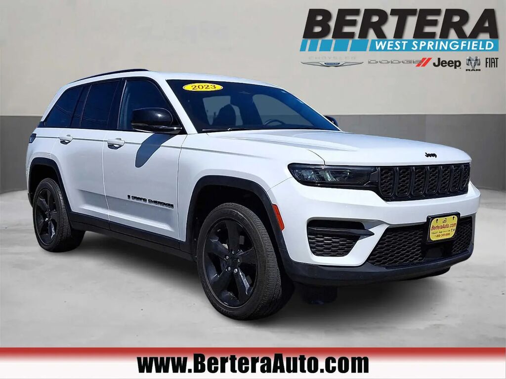 2023 Jeep Grand Cherokee Altitude — photo 1 of 13