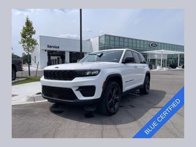 2023 Jeep Grand Cherokee Laredo — photo 1 of 13