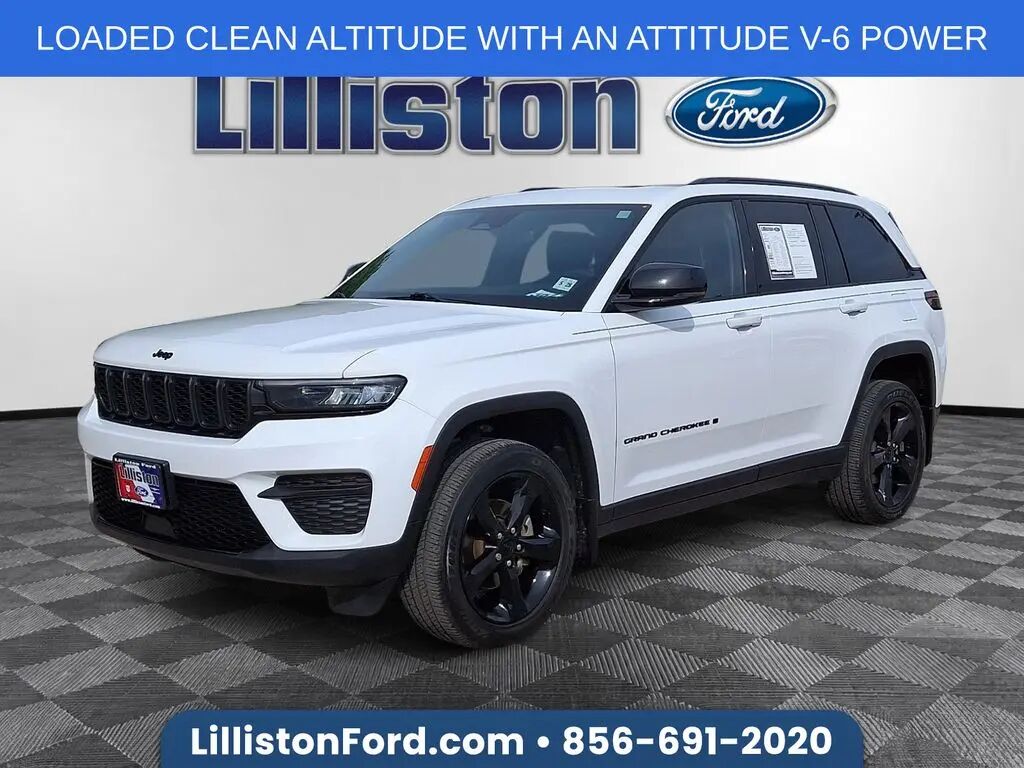 2023 Jeep Grand Cherokee Laredo — photo 1 of 25