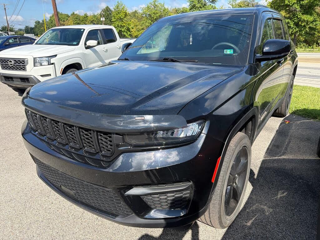 2024 Jeep Grand Cherokee Laredo — photo 1 of 1