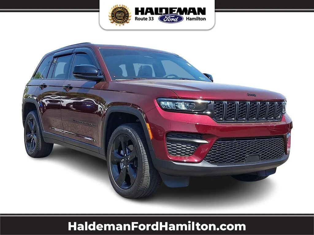 2024 Jeep Grand Cherokee Laredo — photo 1 of 13