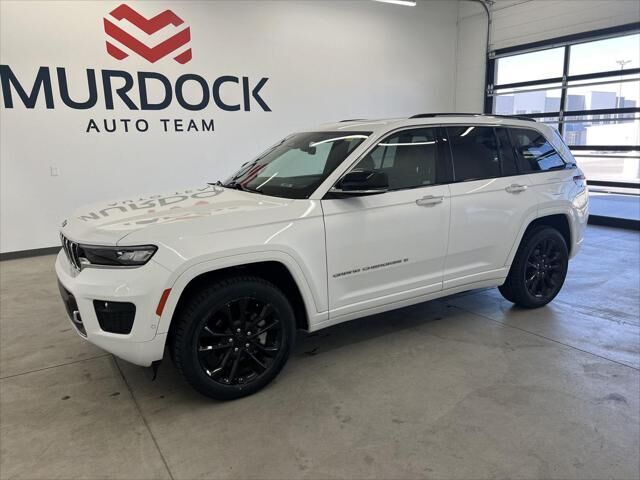 2022 Jeep Grand Cherokee Overland — photo 1 of 13