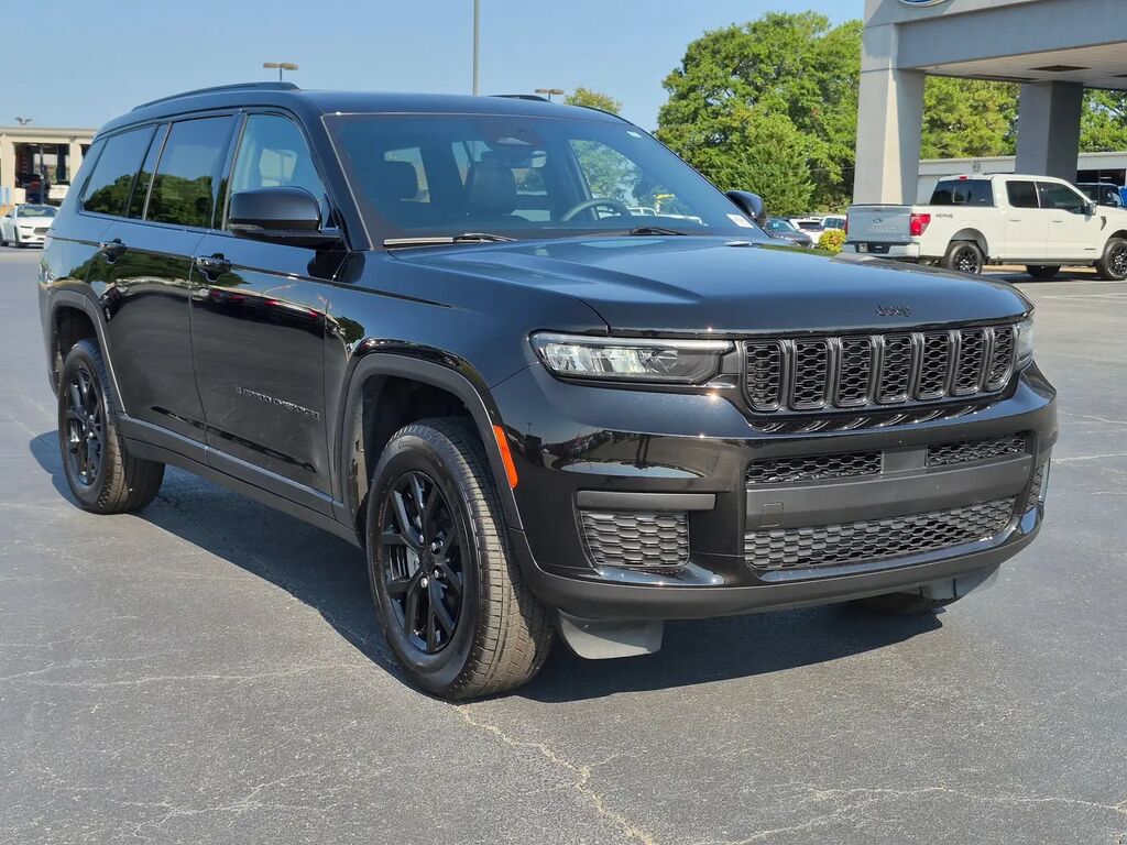 2025 Jeep Grand Cherokee L Laredo — photo 1 of 13