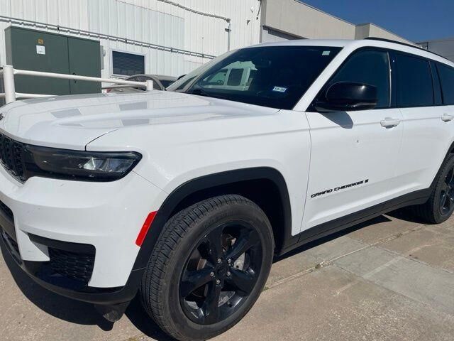 2021 Jeep Grand Cherokee L Laredo — photo 1 of 13