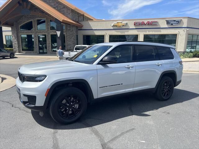 2025 Jeep Grand Cherokee L Altitude — photo 1 of 13