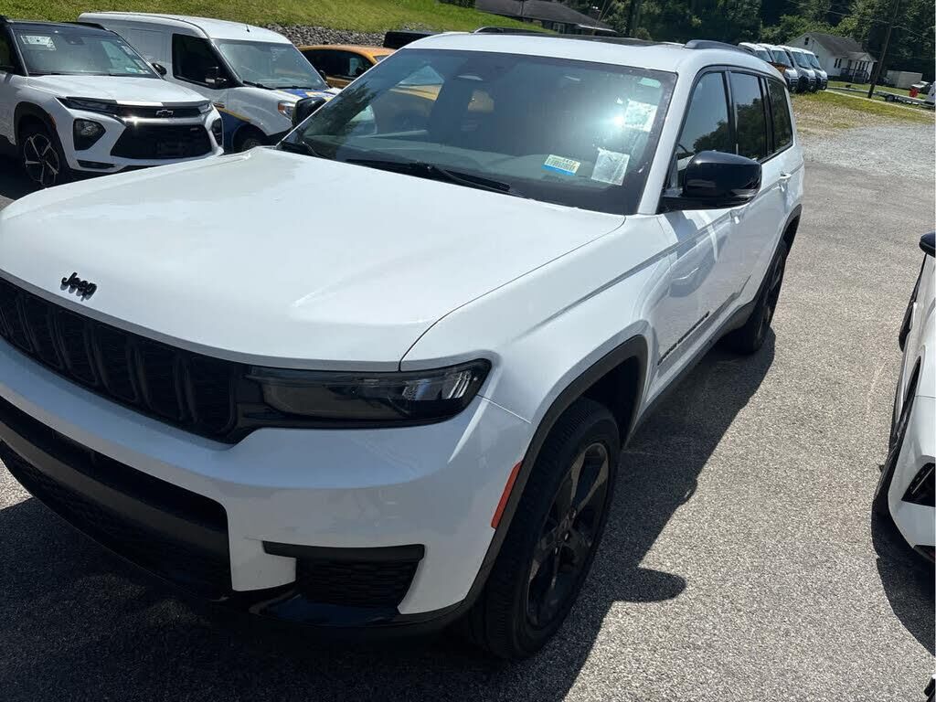 2023 Jeep Grand Cherokee L Laredo — photo 1 of 1