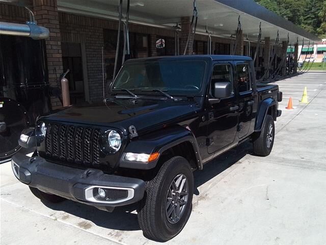 2022 Jeep Gladiator Sport