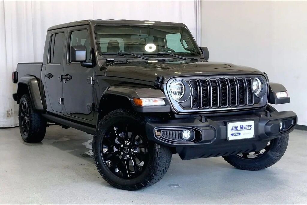 2025 Jeep Gladiator Sport — photo 1 of 13