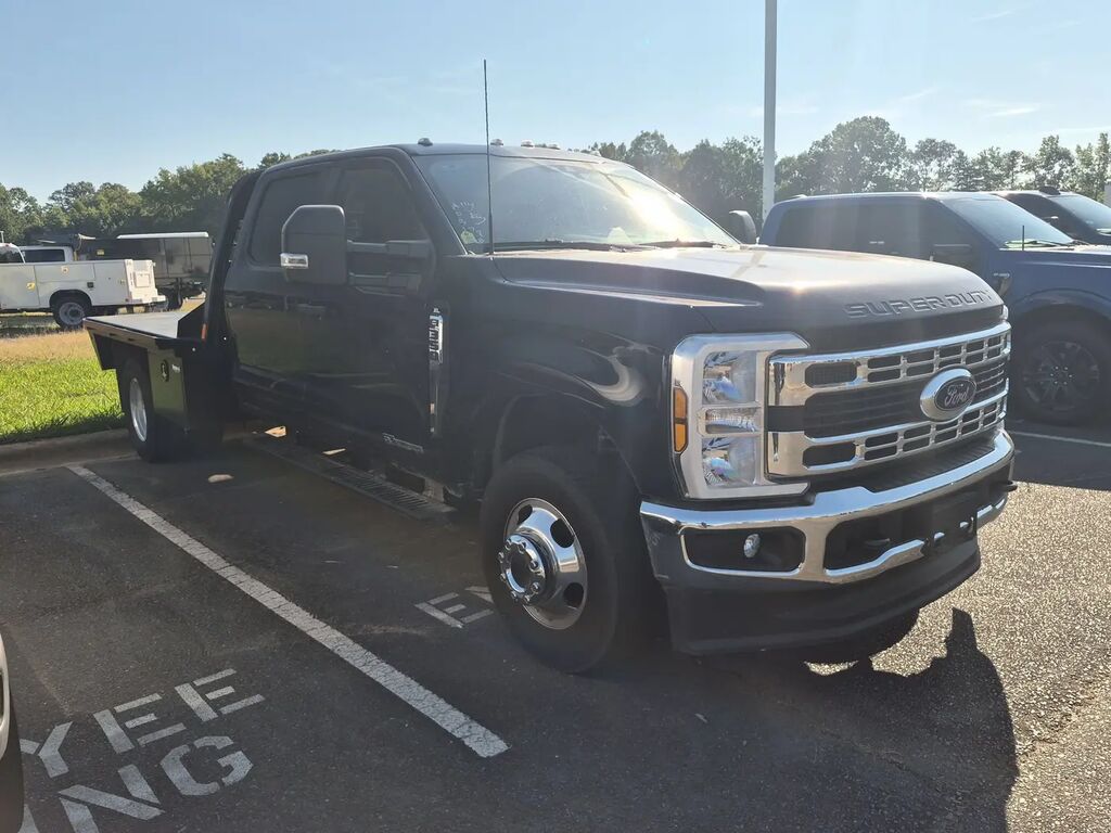 2025 Ford F-350 Super Duty Lariat — photo 1 of 5