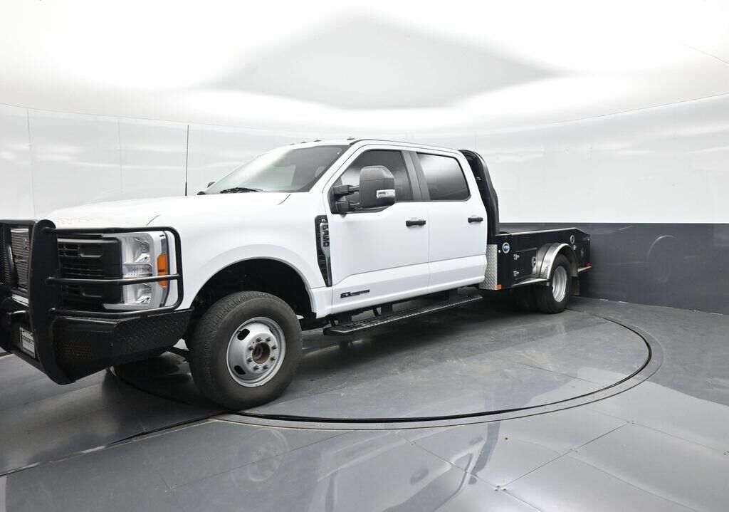 2023 Ford F-350 Super Duty Lariat — photo 1 of 1