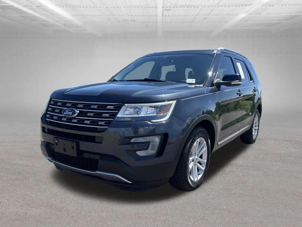 2017 Ford Explorer XLT — photo 1 of 11