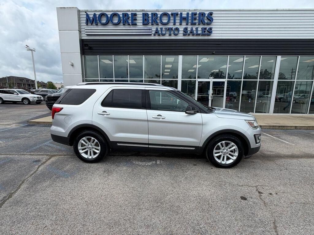 2017 Ford Explorer — photo 1 of 11