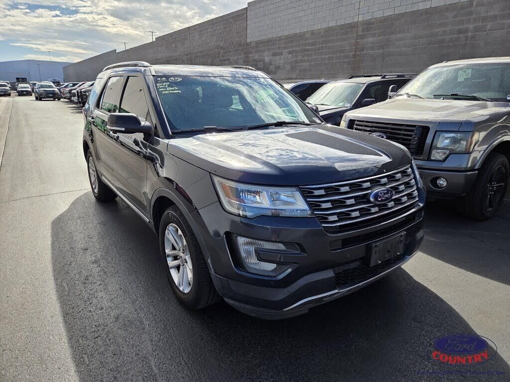 2017 Ford Explorer XLT — photo 1 of 1