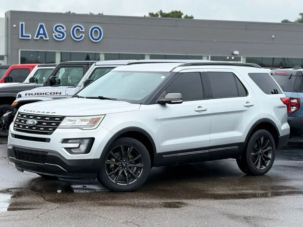 2017 Ford Explorer XLT — photo 1 of 13