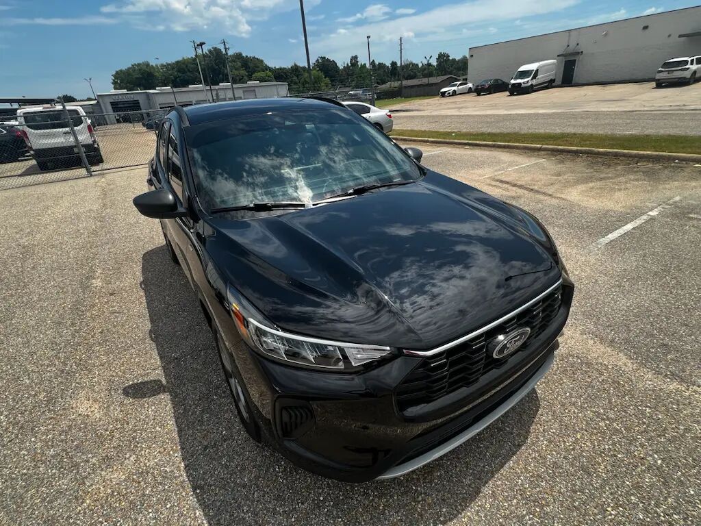 2025 Ford Escape ST-Line — photo 1 of 12