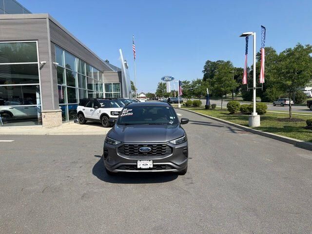 2024 Ford Escape ST-Line — photo 1 of 11