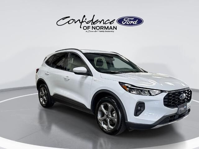 2025 Ford Escape ST-Line Select — photo 1 of 1