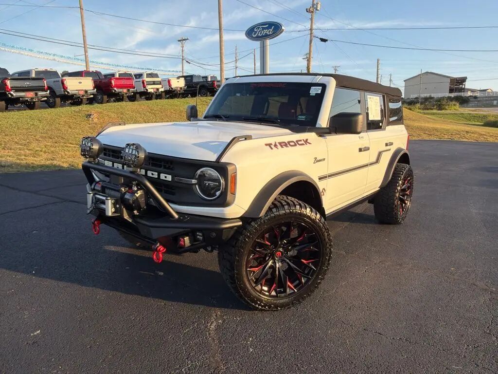 2023 Ford Bronco Base — photo 1 of 13