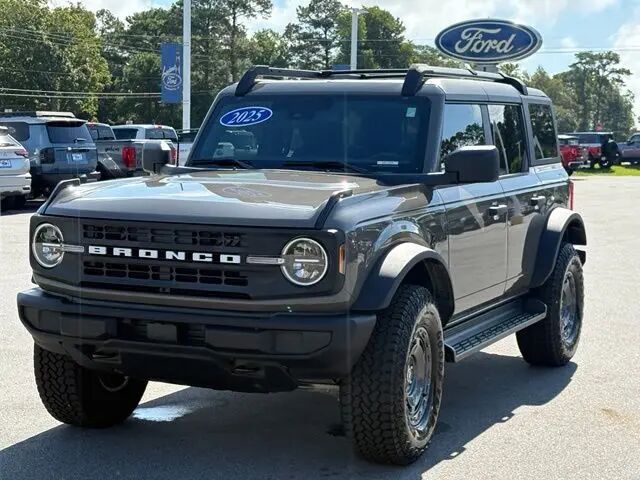 2025 Ford Bronco Base — photo 1 of 13