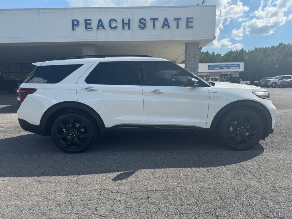2024 Ford Explorer ST-Line — photo 1 of 13